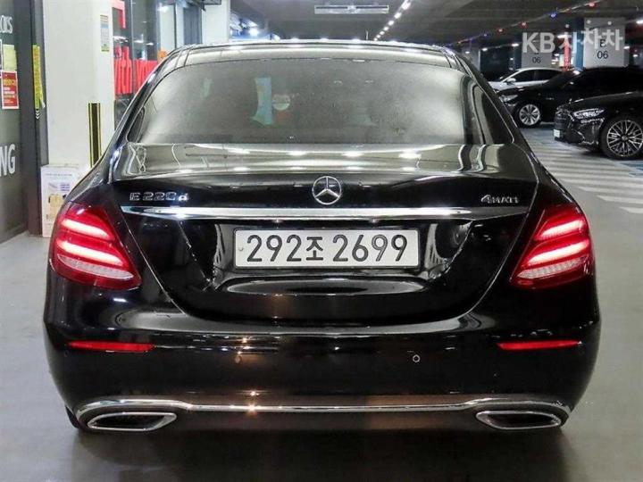 Mercedes-Benz E-Class W213 E220d Exclusive 6