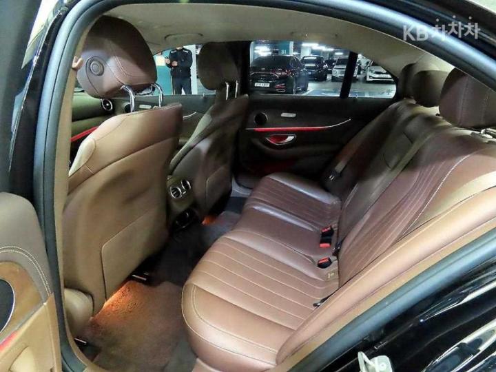 Mercedes-Benz E-Class W213 E220d Exclusive 8