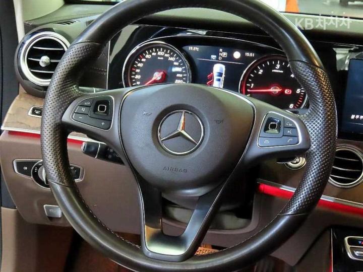 Mercedes-Benz E-Class W213 E220d Exclusive 9