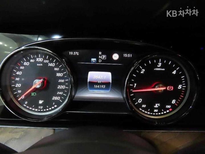 Mercedes-Benz E-Class W213 E220d Exclusive 10