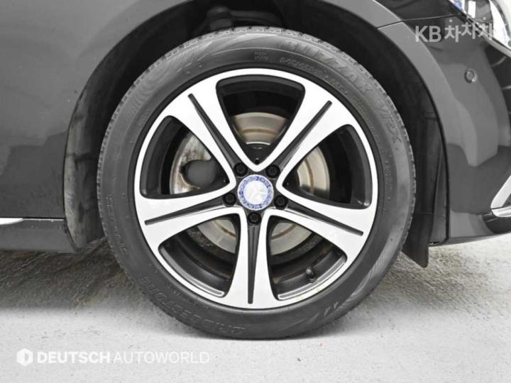 Mercedes-Benz E-Class W213 E250 Exclusive 6