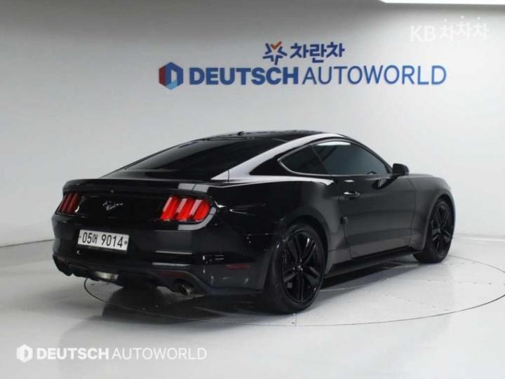 Ford Mustang Coupe 3