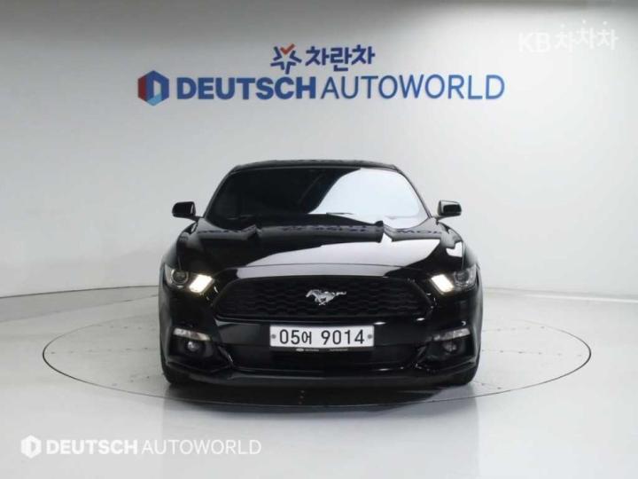 Ford Mustang Coupe 4