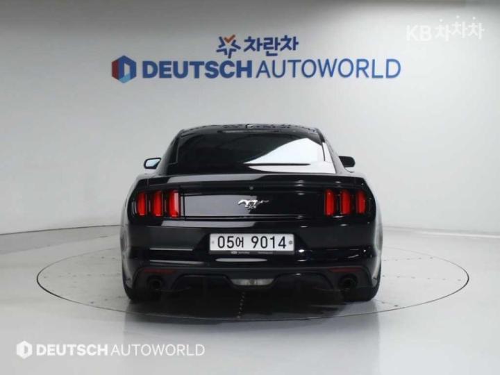 Ford Mustang Coupe 5