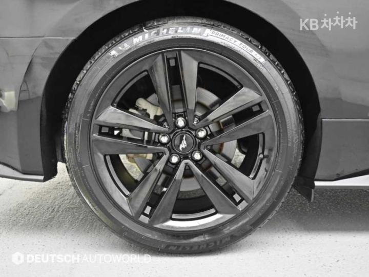 Ford Mustang Coupe 6