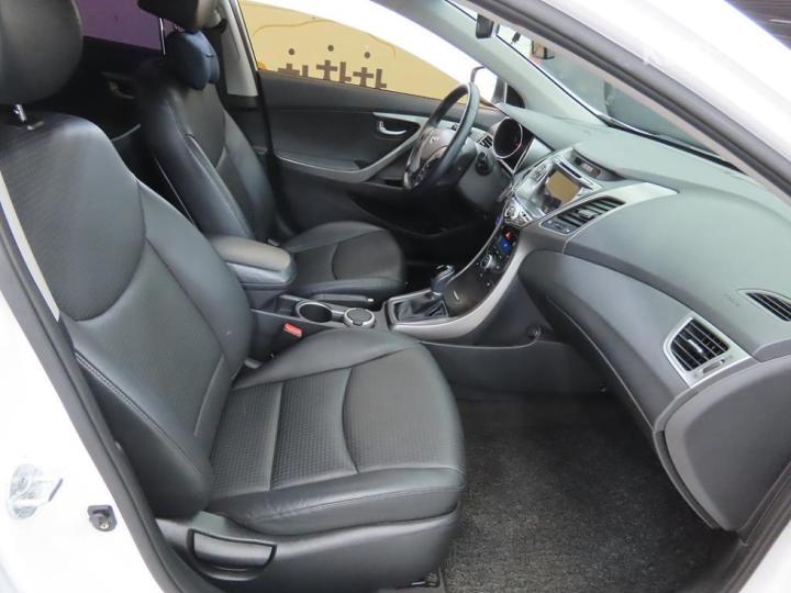 Hyundai Avante 1.6 LPi Modern 8