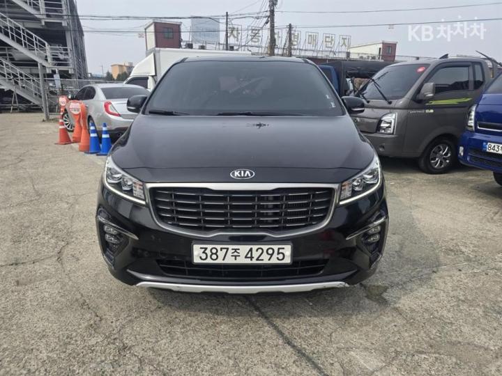 Kia Carnival 2.2 Diesel Noblesse 2