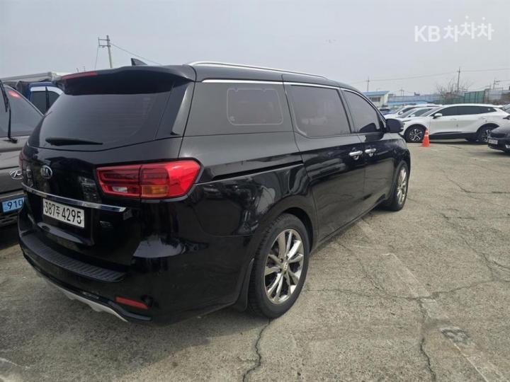 Kia Carnival 2.2 Diesel Noblesse 4
