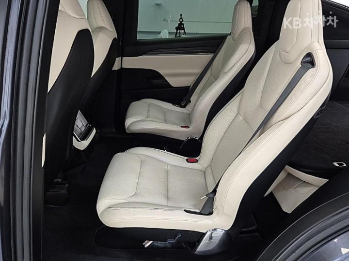 Tesla Model X Plaid 8