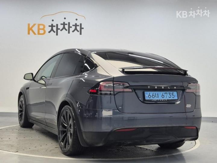 Tesla Model X Plaid 4