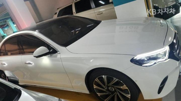 Mercedes-Benz E-Class W214 E300 4MATIC Exclusive 3