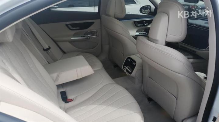 Mercedes-Benz E-Class W214 E300 4MATIC Exclusive 9