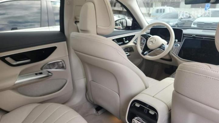 Mercedes-Benz E-Class W214 E300 4MATIC Exclusive 10