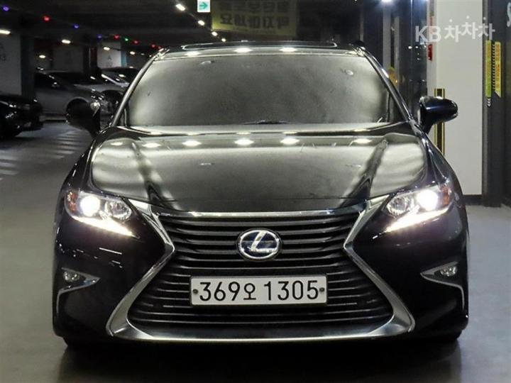 Lexus ES New 300h Supreme 3