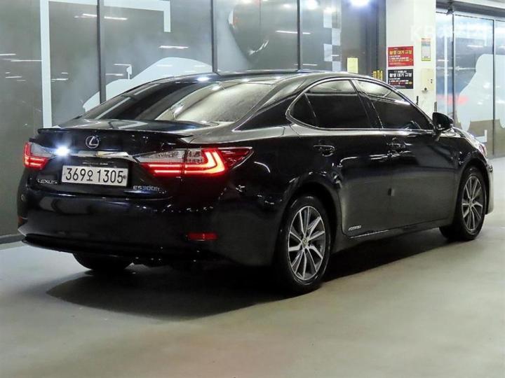 Lexus ES New 300h Supreme 5