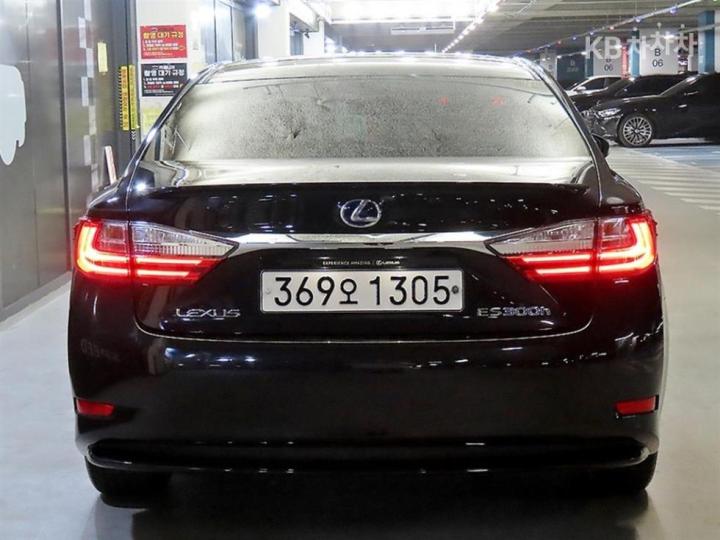 Lexus ES New 300h Supreme 6