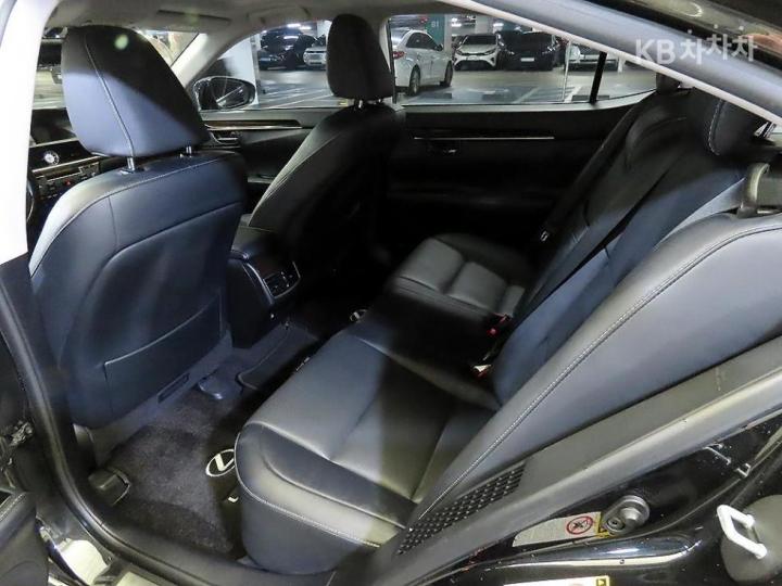 Lexus ES New 300h Supreme 8