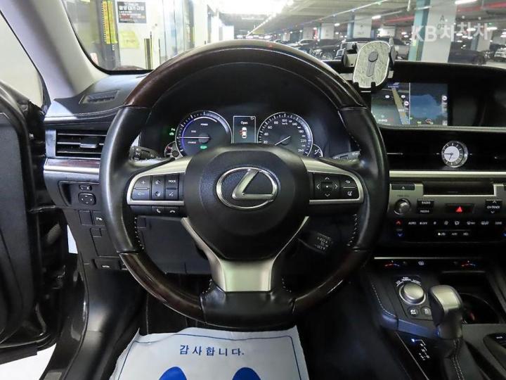 Lexus ES New 300h Supreme 9