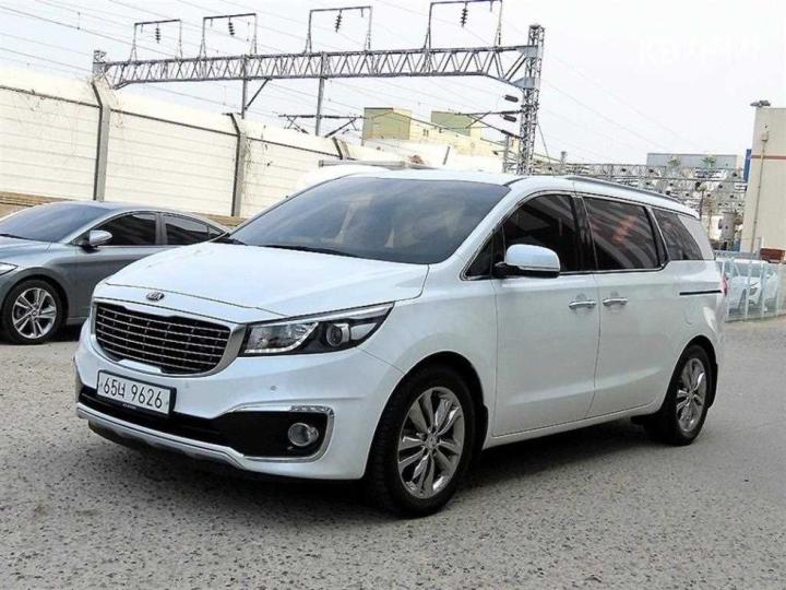 Kia Carnival 2.2 Diesel Luxury 3
