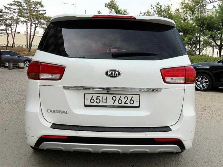 Kia Carnival 2.2 Diesel Luxury 5