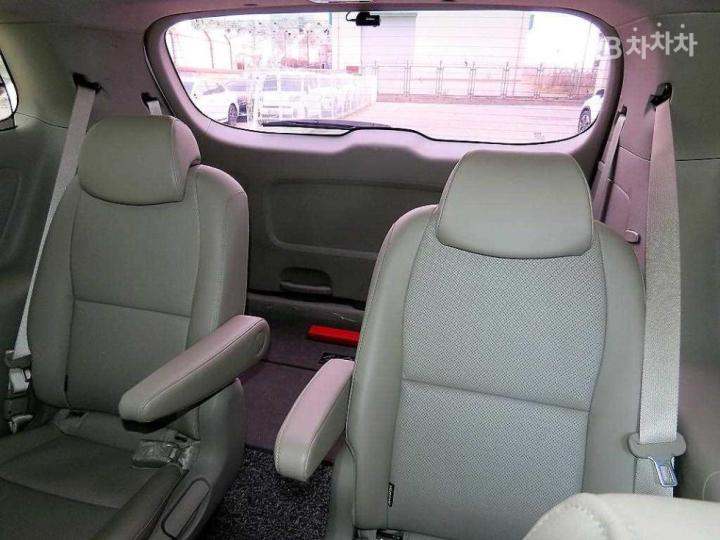 Kia Carnival 2.2 Diesel Luxury 8