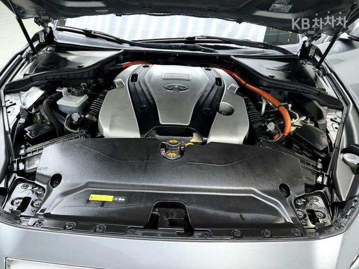 Infiniti Q50 3.5 S Hybrid Essence 8