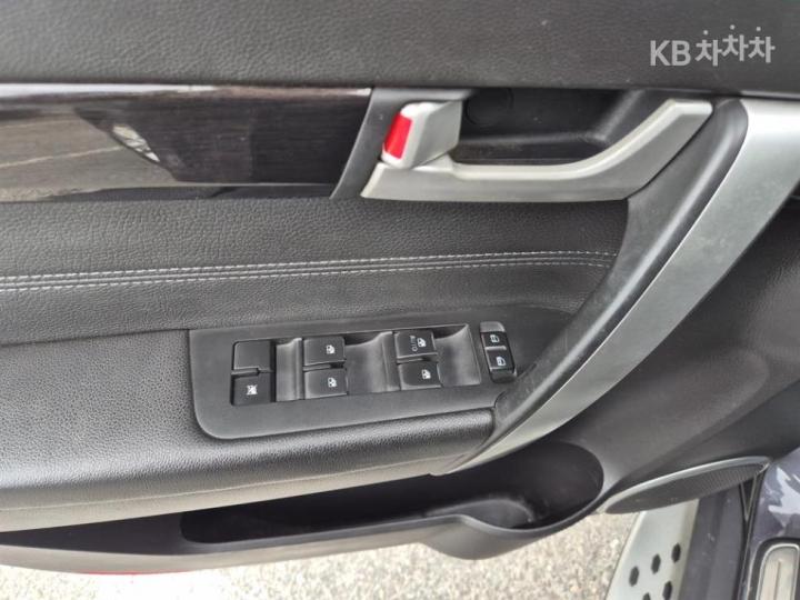 Chevrolet Captiva 4WD LTZ 8