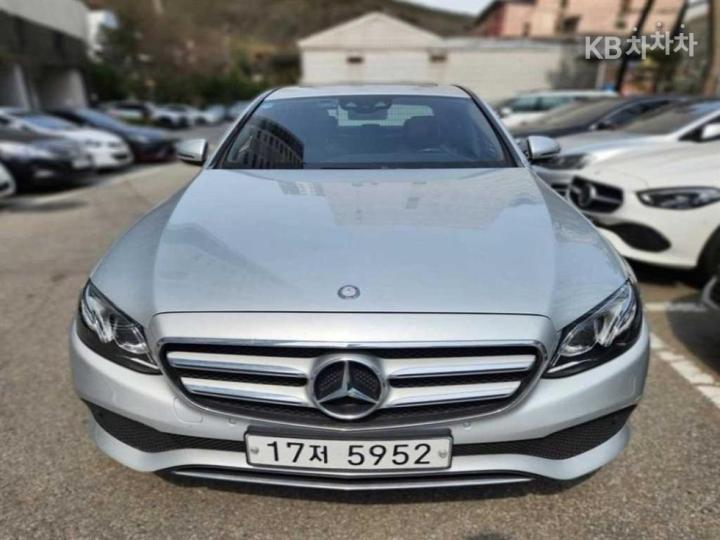 Mercedes-Benz E-Class W213 E220d Avantgarde 2