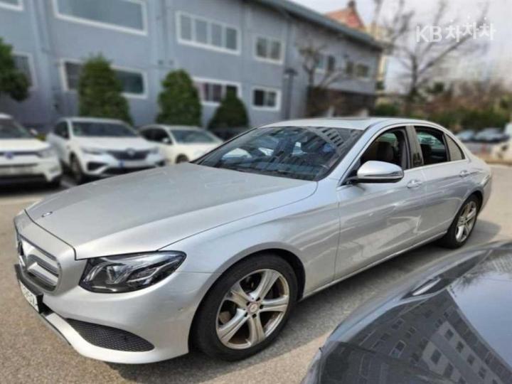Mercedes-Benz E-Class W213 E220d Avantgarde 3