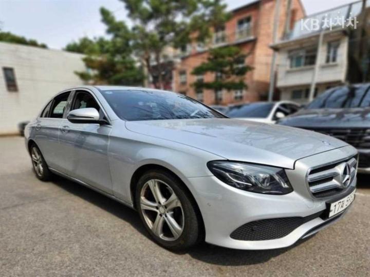 Mercedes-Benz E-Class W213 E220d Avantgarde 4