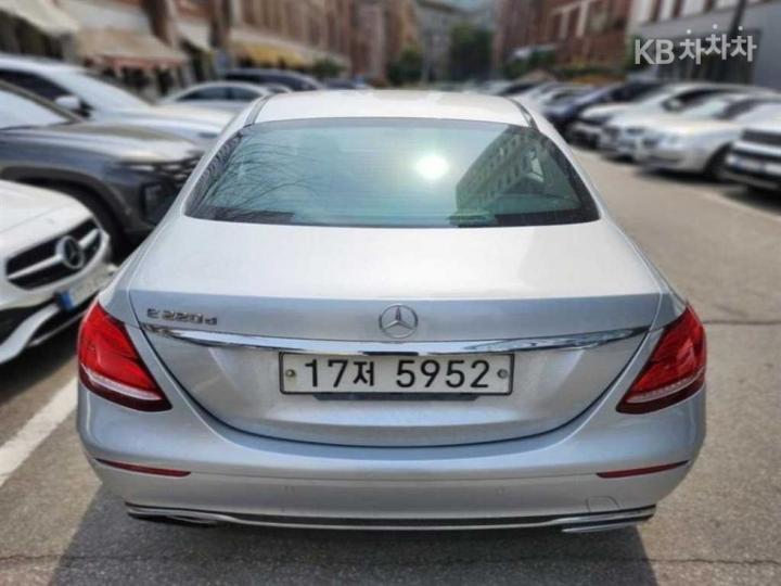 Mercedes-Benz E-Class W213 E220d Avantgarde 5