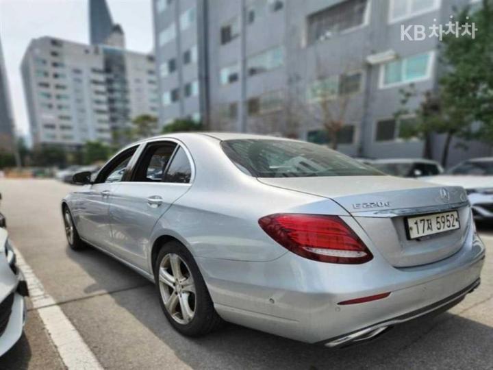 Mercedes-Benz E-Class W213 E220d Avantgarde 6