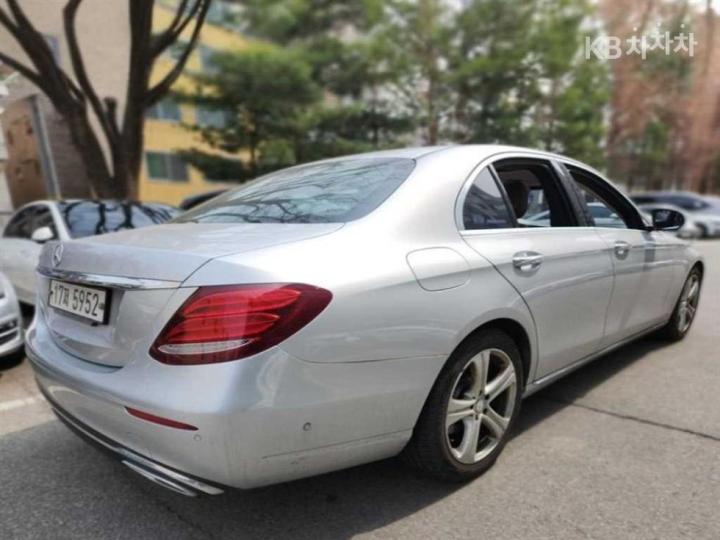 Mercedes-Benz E-Class W213 E220d Avantgarde 7