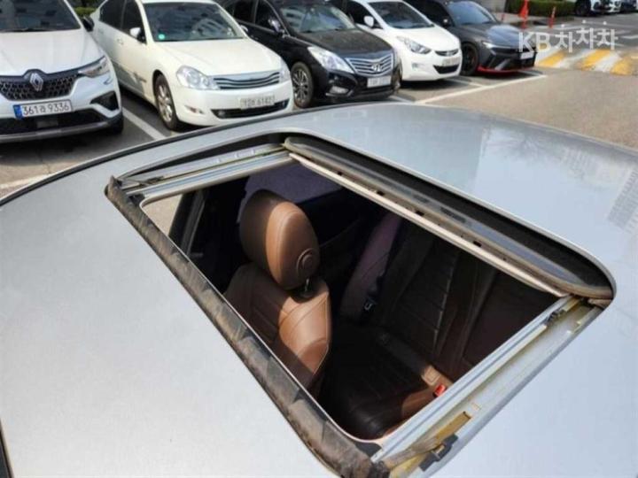 Mercedes-Benz E-Class W213 E220d Avantgarde 8