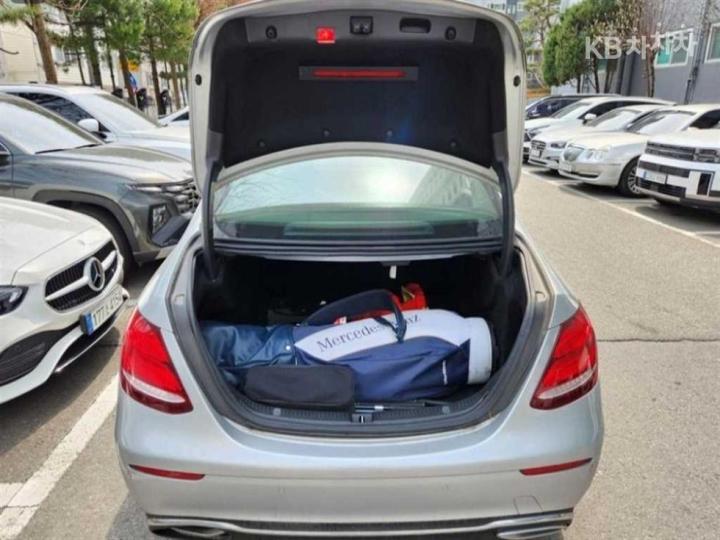 Mercedes-Benz E-Class W213 E220d Avantgarde 9