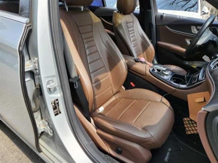 Mercedes-Benz E-Class W213 E220d Avantgarde 10