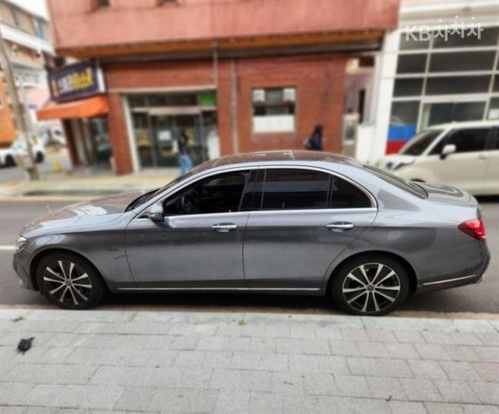 Mercedes-Benz E-Class W213 E300e Exclusive 4