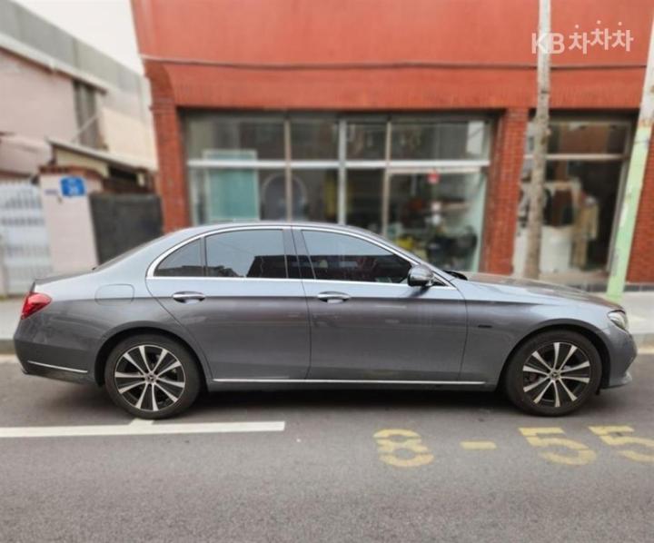 Mercedes-Benz E-Class W213 E300e Exclusive 5