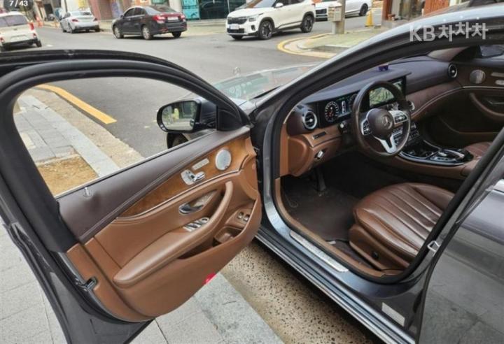 Mercedes-Benz E-Class W213 E300e Exclusive 8