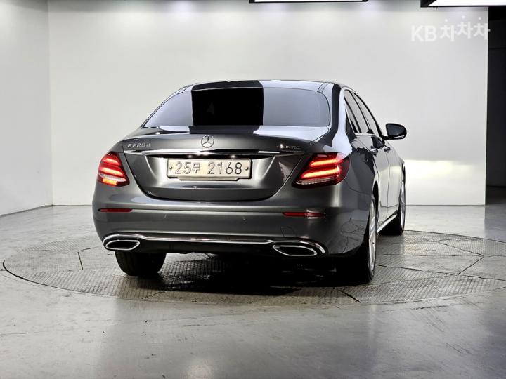 Mercedes-Benz E-Class W213 E220d Avantgarde 4