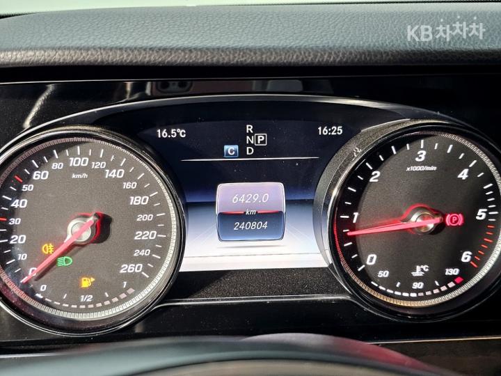 Mercedes-Benz E-Class W213 E220d Avantgarde 8