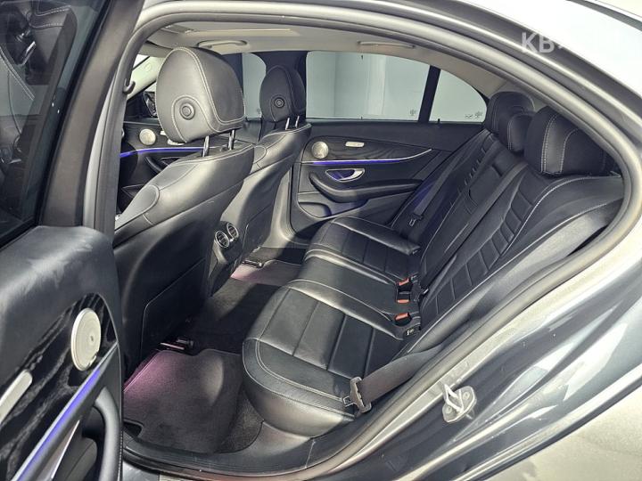 Mercedes-Benz E-Class W213 E220d Avantgarde 10