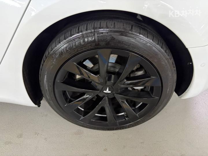 Tesla Model 3 Long Range 8