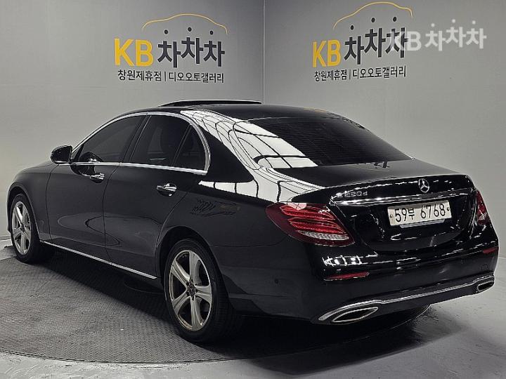 Mercedes-Benz E-Class W213 E220d Avantgarde 4