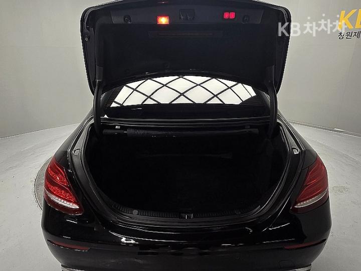 Mercedes-Benz E-Class W213 E220d Avantgarde 6