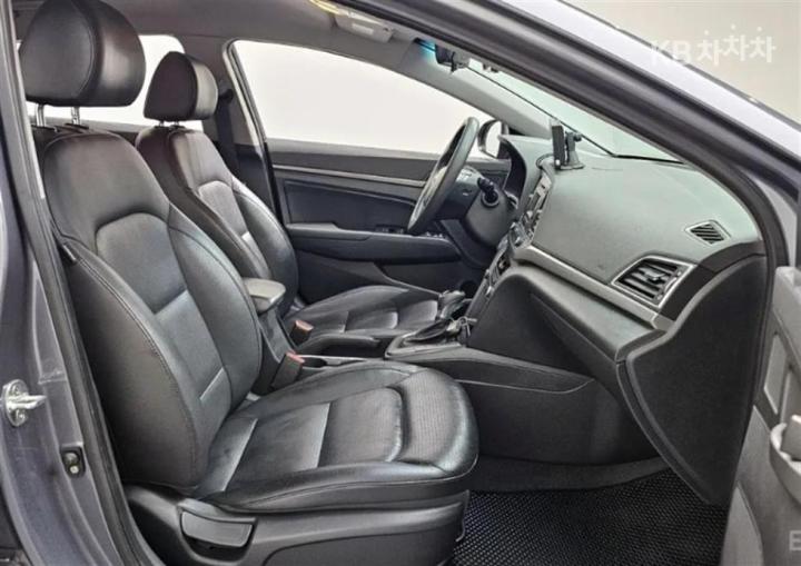 Hyundai Avante AD 1.6 GDi Value Plus 9