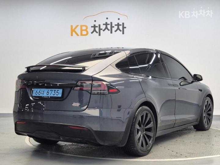 Tesla Model X Plaid 4