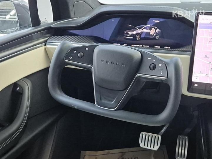 Tesla Model X Plaid 10