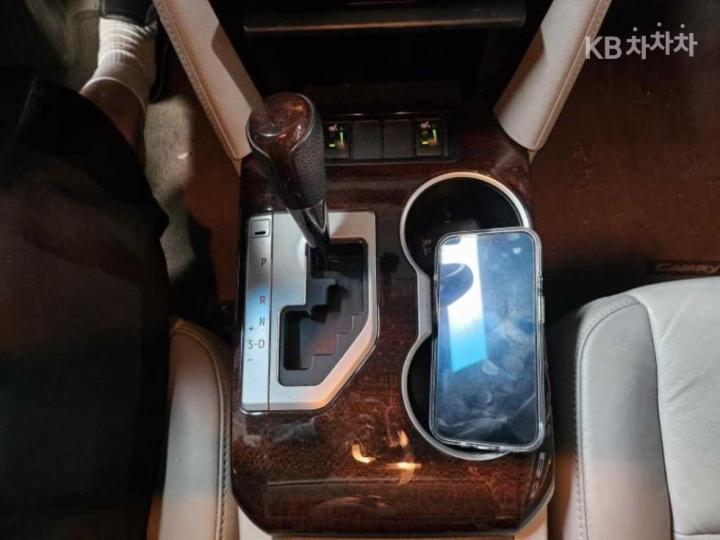 Toyota Camry New 2.5 XLE 8