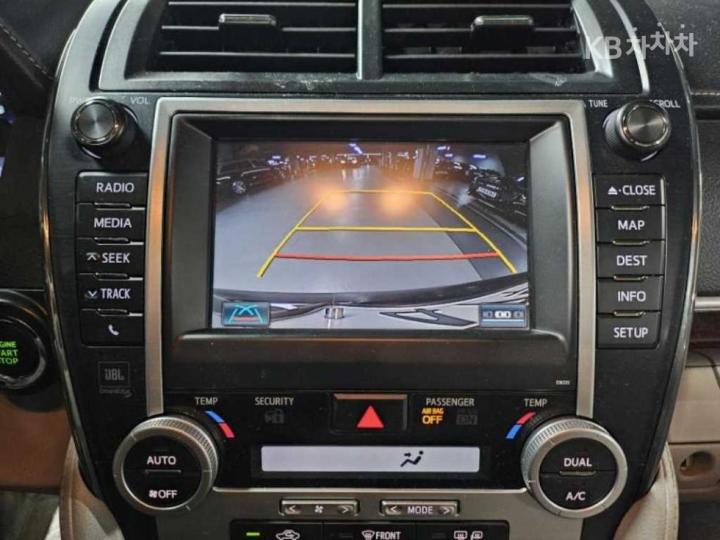 Toyota Camry New 2.5 XLE 9